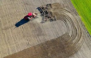 Letecký snímek traktoru otáčejícího se na souvrati