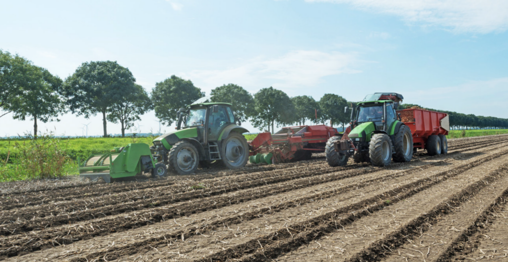 Traktory při sklizni s využitím naváděcích systémů Topcon.