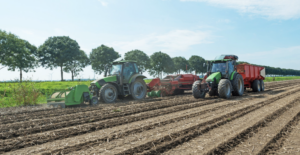 Traktory při sklizni s využitím naváděcích systémů Topcon.
